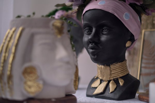 Buste femme noir : l'élégance au service de votre vitrine